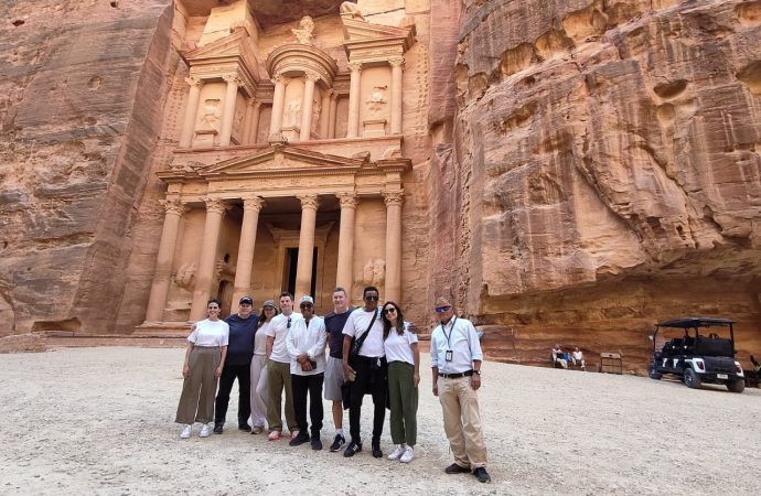 البترا تستقبل أشقاء أسطورة موسيقى البوب مايكل جاكسون