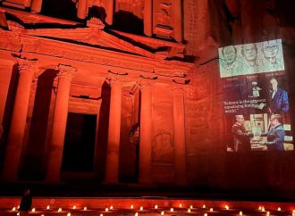 وضع صورة الدكتور عمر ياغي عند واجهة الخزنة في مدينة البترا الأثرية