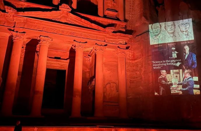 وضع صورة الدكتور عمر ياغي عند واجهة الخزنة في مدينة البترا الأثرية