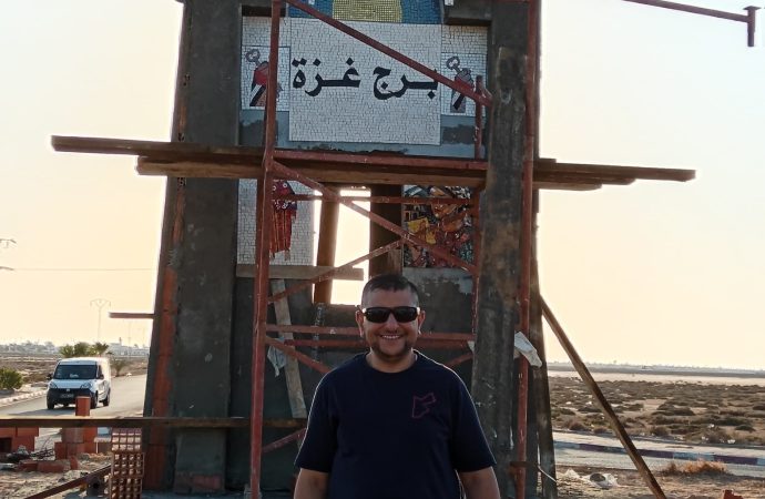 زيد العواملة يخطف الأضواء في تونس بإبداع فسيفسائي لـ “برج غزة”