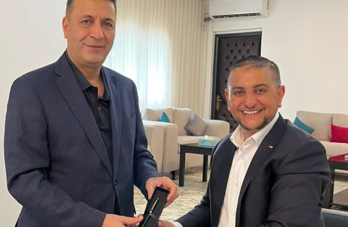 السفير الأردني في تونس يلتقي الفنان زيد العواملة لتميزه في الملتقى الدولي لبرج غزة في جزيرة قرقنة