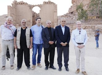 وزير السياحة ورئيس إقليم البترا يتفقدان مشروع التنقيب في موقع قصر البنت