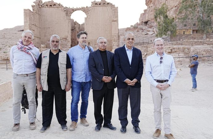 وزير السياحة ورئيس إقليم البترا يتفقدان مشروع التنقيب في موقع قصر البنت