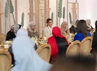 الملكة تلتقي بسيدات من المفرق وتشاركهن الغداء في أم الجمال