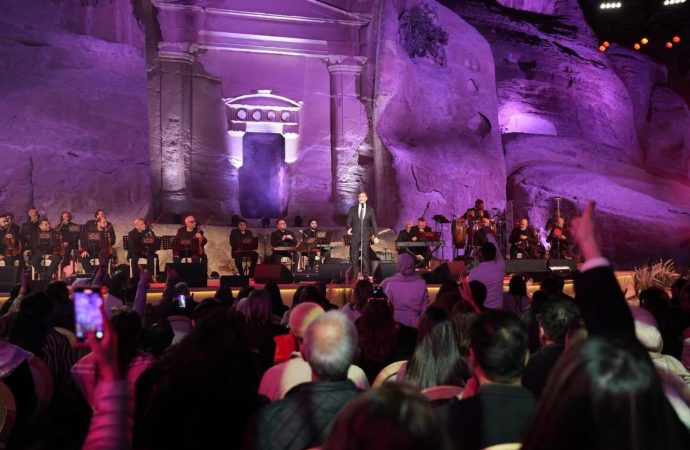 الفنان كاظم الساهر يحيي حفلاً أسطورياً في مدينة البترا وسط حضور جماهيري لافت