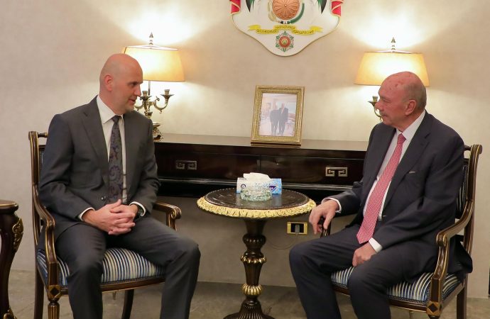 الفايز يلتقي رئيس بعثة اللجنة الدولية للصليب الأحمر في الأردن