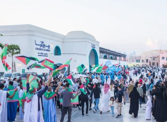مئات المشجعين من قطر وأنحاء المنطقة يشاركون في مسيرة احتفالية بمونديال العرب قطر 2025