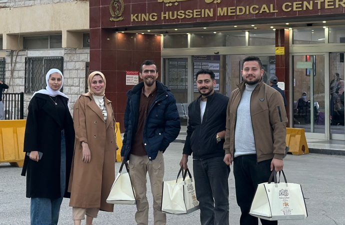مجلس طلبة جامعة جرش يطمئن على مصابي المداهمة الأمنية في الرمثا