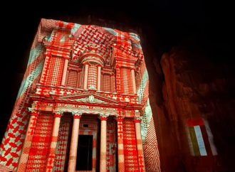 سلطة إقليم البترا تضيء الخزنة بالعلم الإماراتي احتفالًا بعيد الاتحاد الـ54