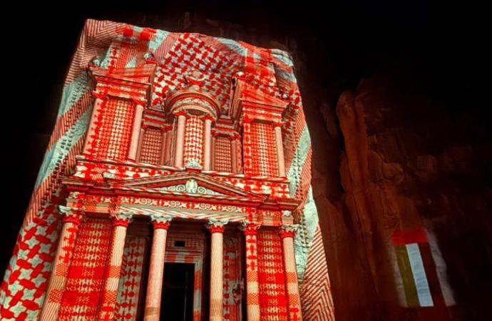 سلطة إقليم البترا تضيء الخزنة بالعلم الإماراتي احتفالًا بعيد الاتحاد الـ54