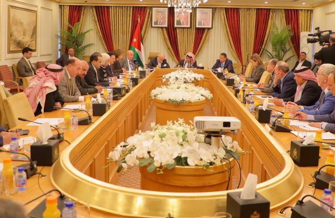 “مشتركة في الأعيان” تبحث خطة تطوير القطاع العام