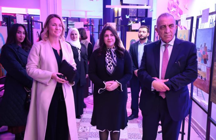 وزير الثقافة يفتتح معرض “ما وراء الإطار – فراشي من أجل الحرية” ويشيد بإبداع الأطفال والشباب