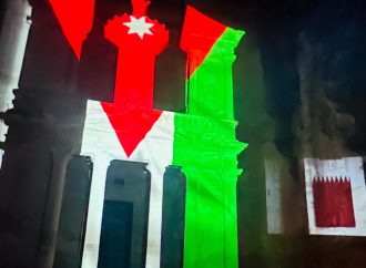 سلطة إقليم البترا تضيء الخزنة بالعلم القطري بمناسبة اليوم الوطني لدولة قطر