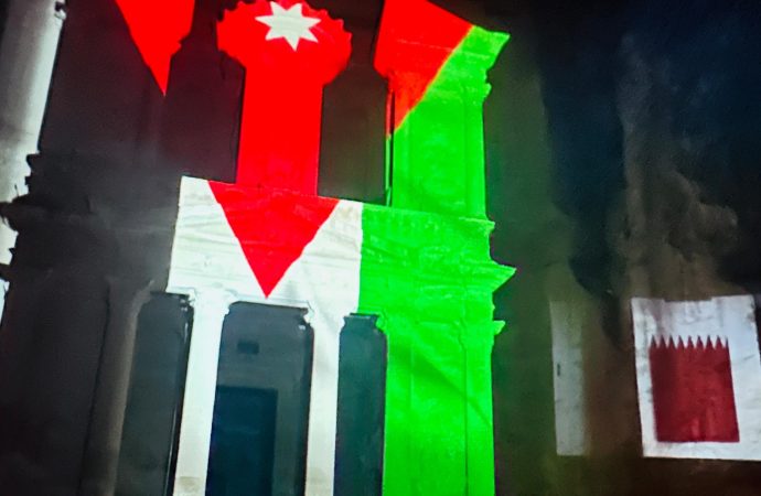 سلطة إقليم البترا تضيء الخزنة بالعلم القطري بمناسبة اليوم الوطني لدولة قطر