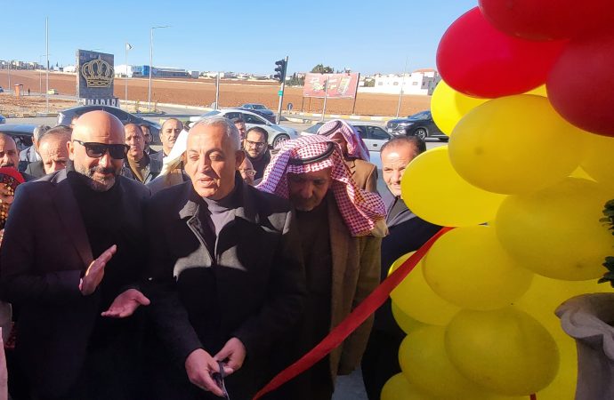 مدير سياحة مادبا يفتتح مطعم وكافيه الخيل الأسود