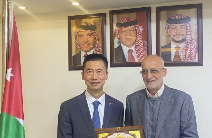 السفير الصيني يؤكد استعداد بلاده لتوسيع التعاون الثقافي خلال زيارته مقر اتحاد الناشرين