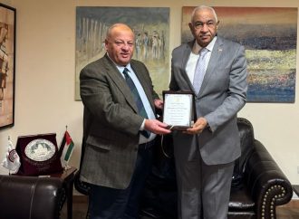 السفير السوداني يكرّم سماوي  بدرع نظير جهوده في دعمه الدائم للثقافة والمثقفين