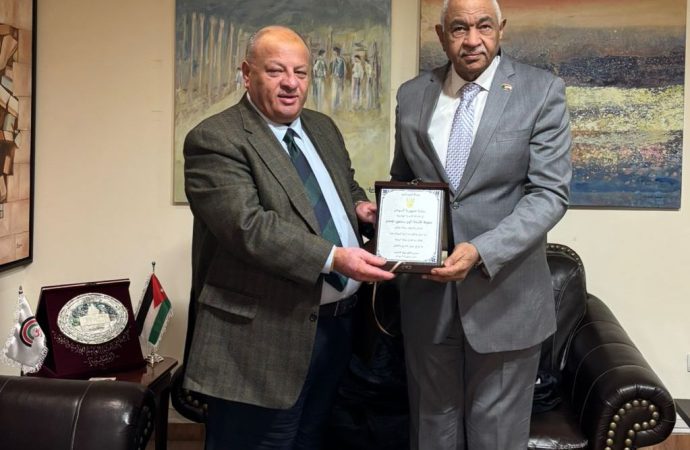 السفير السوداني يكرّم سماوي  بدرع نظير جهوده في دعمه الدائم للثقافة والمثقفين