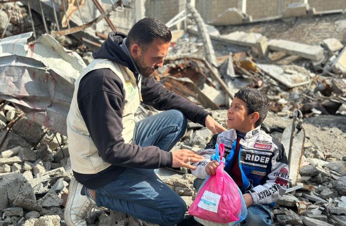 “الخيرية الهاشمية” و”زكاة المناصرة” تواصلان توزيع الخبز يوميًا في غزة