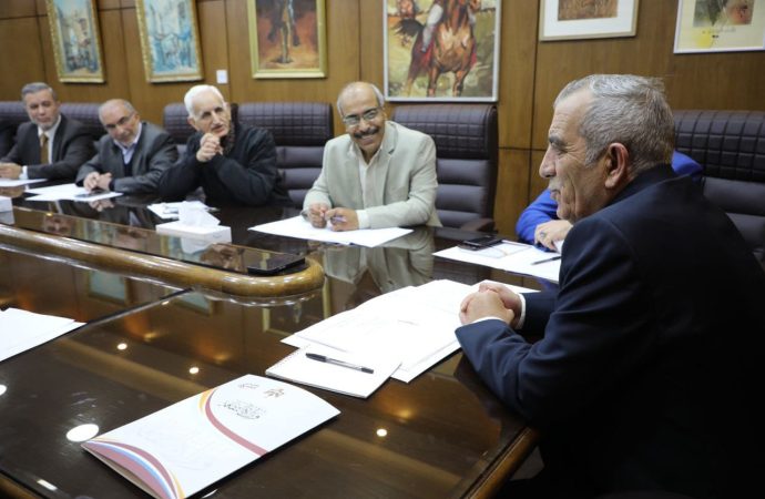 وزير الثقافة يلتقي اللجنة العليا لمكتبة الأسرة ويؤكد أولوية المؤلف الأردني