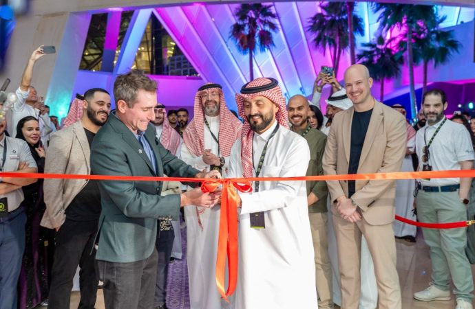 جولف السعودية تعلن افتتاح “فايف آيرون جولف” في الرياض